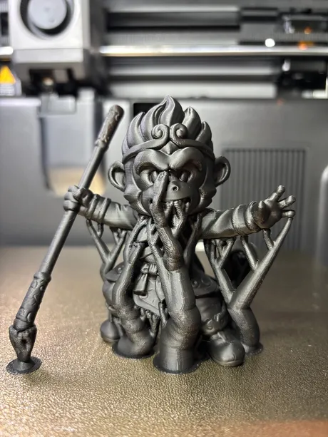 Het geprinte Sun Wukong-beeldje vers van het bed, nog met alle steunstructuren eraan