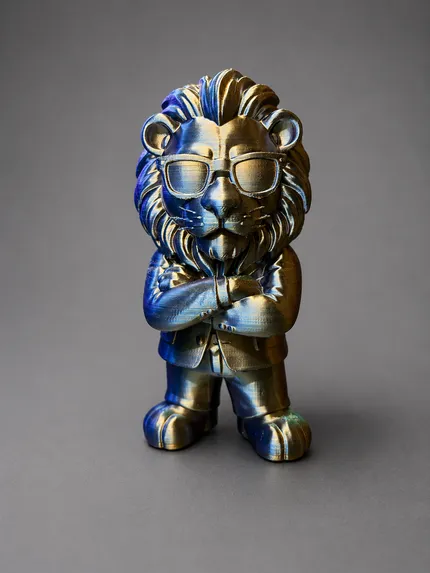 3D-geprinte leeuw in maatpak met zonnebril en gekruiste armen, silk-filament met blauw-bronzen glans